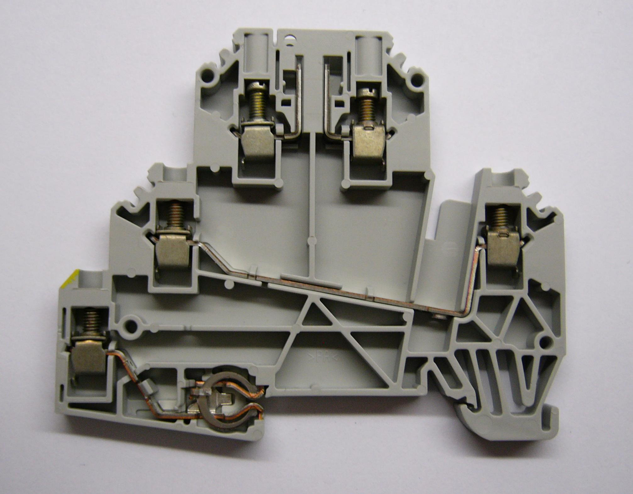 Product image for IEC 2Ckt Feed-Thru Grd Blk,Plug-In,2.5mm