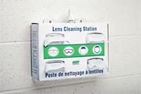 Station de nettoyage de lunettes comprenant serviettes et solution.