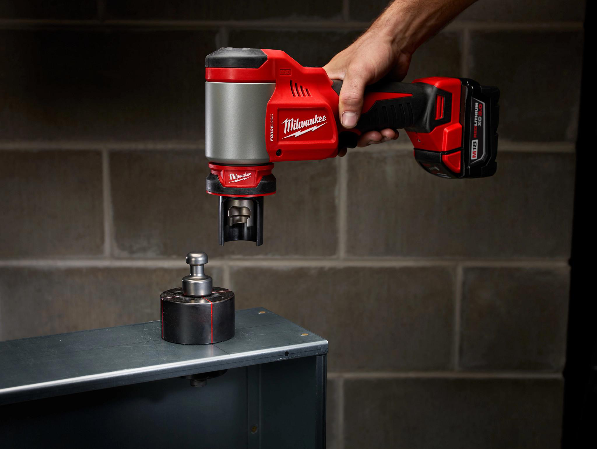 MILWAUKEE 2676-22 Force Logic™, M18™ Knockout Tool Kit 18 V, 1/2